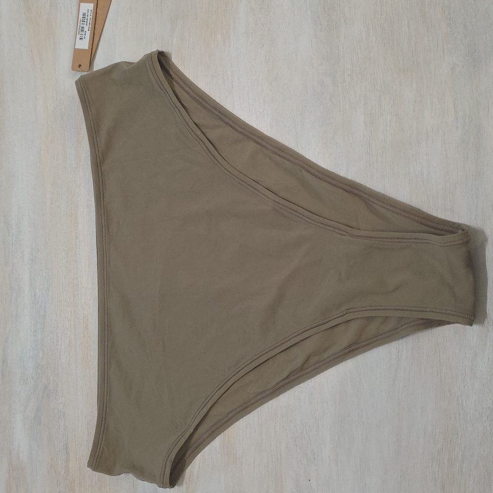 SKIMS Fits Everybody Cheeky Brief / 4X/DESERT NWT